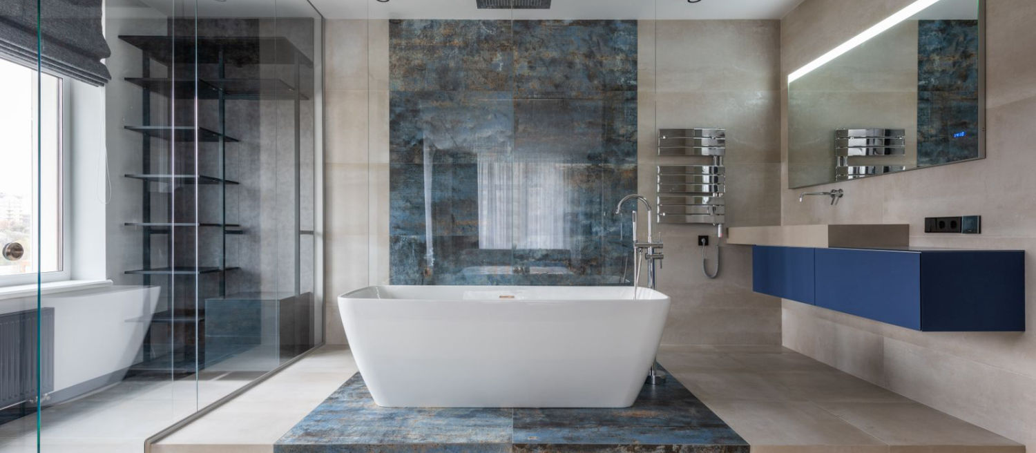 Modernes Badezimmer mit hochwertiger Sanitärinstallation und Armaturen